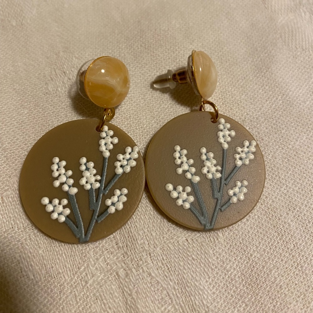 White flower circular earrings